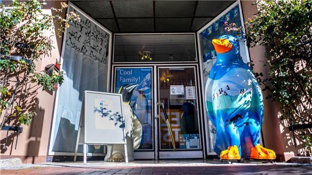 Eingangsbereich mit zwei großen Pinguin-Figuren