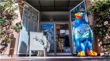 Eingangsbereich mit zwei großen Pinguin-Figuren