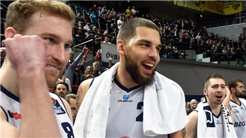 Basketballer freuen sich über ein gewonnenes Spiel.