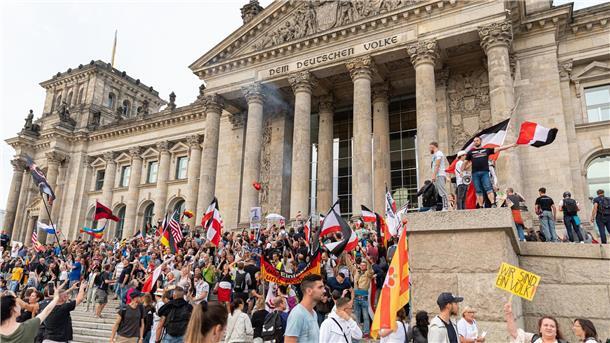 Besetzung der Reichstagstreppe: Bislang sechs Urteile Am 29. August 2020 stürmten Teilnehmer einer Kundgebung gegen die Corona-Maßnahmen die Treppe vor dem Reichstagsgebäude.