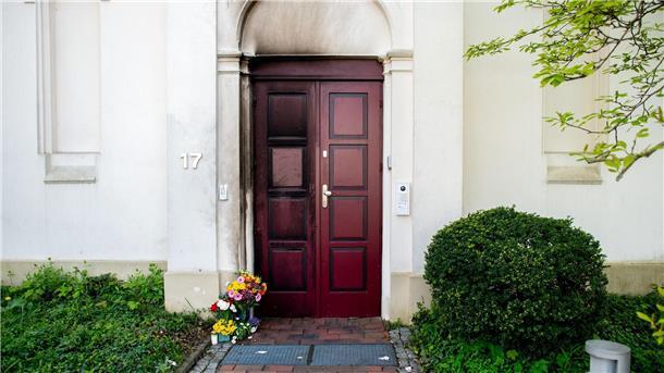 Anschlag auf Synagoge - Beschuldigter ist psychisch krank Am 5. April 2024 wurde ein Brandsatz gegen die Eingangstür der Oldenburger Synagoge geworfen. Nun beginnt ein Sicherungsverfahren gegen den Beschuldigten. (Archivbild)
