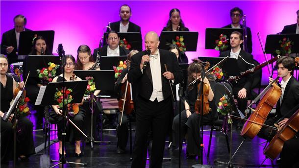 Am 9. Januar 2026 ist die Junge Philharmonie Köln wieder zu Gast in Bremervörde und lädt zum Neujahrskonzert in die St. Libris-Kirche ein. Der Vorverkauf startet am kommenden Montag. 