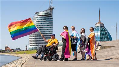 Am 9. Juli findet der Christopher Street Day (CSD) statt - ganz im Zeichen der Regenbogenflagge. Die Veranstalter*innen von rechts: Sonja Höstermann, Lena Detje, Leonard Fricke, Phillip Parche, Norbert Eiben.