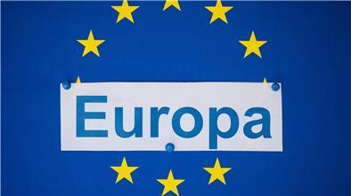 Die Flagge der Europäischen Union mit der Aufschrift „Europa“ ist bei einem Europaaktionstag auf dem Schlossplatz zu sehen.