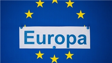 Die Flagge der Europäischen Union mit der Aufschrift „Europa“ ist bei einem Europaaktionstag auf dem Schlossplatz zu sehen.