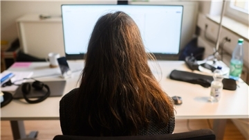 Am Arbeitsplatz sind nach einer neuen Umfrage Jobsicherheit und gutes Gehalt für viele Menschen weit wichtiger als Zusatzleistungen der Firma oder die Sinnhaftigkeit der Arbeit. (Symbolbild)