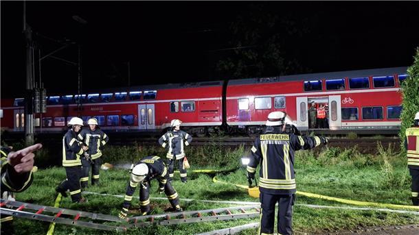 Baum stürzt auf Oberleitung und stoppt Zugverkehr Am Bahnhof Augustfehn in Apen stürzt ein Baum auf eine Oberleitung und bringt den Zugverkehr zum Erliegen.