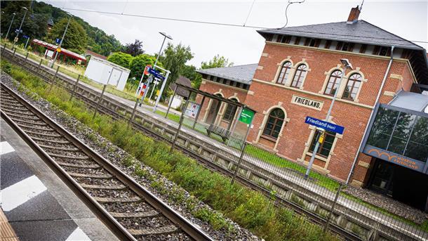 Am Bahnhof Friedland ist eine 16-Jährige mutmaßlich in den Tod gestoßen worden. (Archivbild)