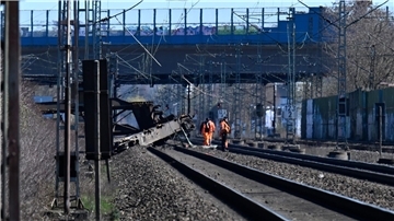 Am Bahnhof Wuppertal-Langerfeld ist ein Güterwaggon aus den Gleisen gesprungen.