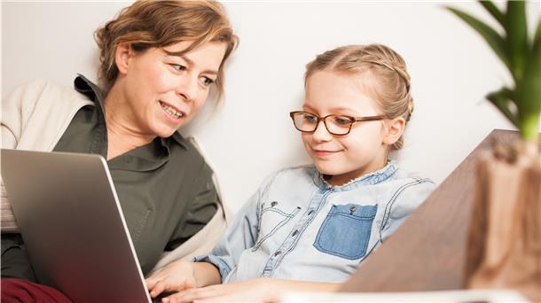 Am besten legen Eltern gemeinsam mit ihren Kindern die Einstellungen fest, mit denen der Nachwuchs ein Videoportal im Internet nutzen darf.