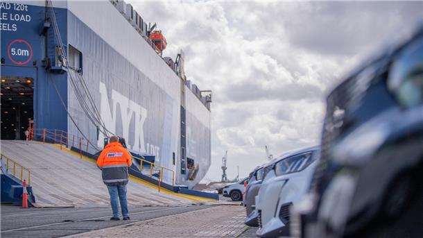 Hafenarbeiter an Rampe zum Autotransporter