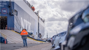 Hafenarbeiter an Rampe zum Autotransporter