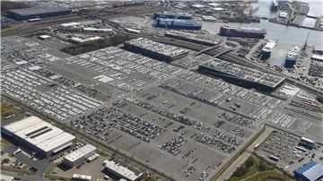 Riesiger Parkplatz mit Autos. 