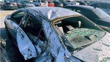 Am Boden beschädigte das abgerissene Rad mehrere Autos auf einem Parkplatz neben dem Flughafen.