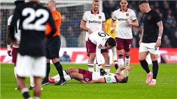 Am Boden: Für Niclas Füllkrug war das Pokal-Duell bei Aston Villa früh beendet.