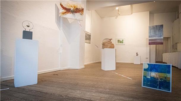 Am Boden, in der Luft und auf Sockeln gehen die Kunstwerke in der Galerie 149 auf Abstand zum Betrachter.