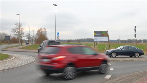 Autos fahren im Kreisel "Am Böhlgraben"