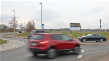 Autos fahren im Kreisel "Am Böhlgraben"