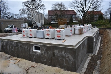 Am Bohlenplatz wird gebaut: Der Keller des neuen, großen Wohn- und Geschäftshauses, das in Schiffdorfs Ortsmitte entsteht, ist schon fertig.
