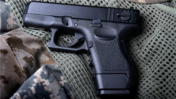 Eine Pistole. Am Bremer Flughafen wurde im Koffer eines Reisenden eine scharfe Schusswaffe entdeckt. Die Polizei ermittelt gegen den 56-jährigen Mann aus Ostfriesland.