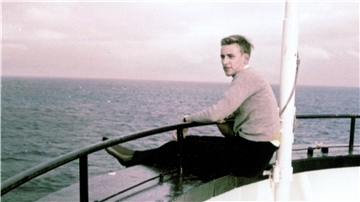 Am Bug eines Schiffes ist es besonders schön. Das fand Klaus Börsch ebenso wie sehr viel später Leonardo di Caprio in dem Melodram „Titanic“. Doch Börsch erhielt sofort über den Bordlautsprecher einen Anpfiff. Denn was er da tat, war verboten.