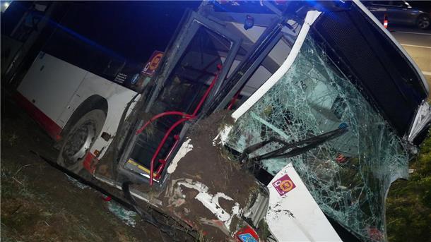Unfall auf der A1: Bus fährt auf Lkw auf und schleudert in den Graben Am Bus ist es zu schweren Beschädigungen gekommen.