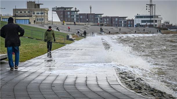 Am Deich tritt die Weser bei Wind und Sturmflutlage über die Uferkante. Aber schützt der Deich auch in der kommenden Sturmflutsaison vor schlimmeren Schäden?
