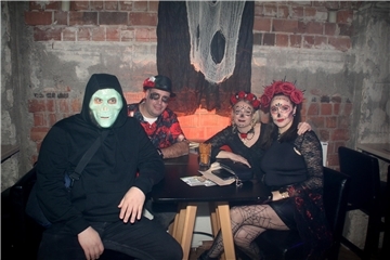 Am "Dia de los muertos" einem der wichtigsten mexikanischen Feiertage, wird traditionell der Verstorbenen gedacht. Nach altmexikanischem Glauben kommen die Toten einmal im Jahr zu Besuch aus dem Jenseits und feiern gemeinsam mit den Lebenden ein fröhliches Wiedersehen mit Musik, Tanz und gutem Essen. So auch im Apollo in Bremerhaven. Bei Latin Music, wurde Salsa, Rumba oder auch Tango getanzt. Vereinzelt konnte man Paare beobachten, die sich im Tanz ganz den Gefühlen hingaben. Viele hatten ihre Gesichter mit Totenmasken verziert und ihr Haar mit Blumen geschmückt.