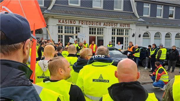 Beschäftigte von Glencore versammeln sich zur Kundgebung vor dem Kasino Friedrich-August-Hütte in Nordenham.