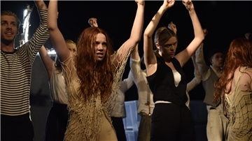 Am Dienstag stellte Simon Riggers, Intendant des Zentraltheaters München, der BZ-Redaktion erste Fotos der spektakulären Produktion mit insgesamt 60 Schauspielerinnen und Schauspielern zur Verfügung.