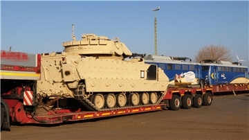 Am Dienstag verließen Tieflader mit Panzern den Hafen. Für Mittwoch werden weitere Transporte erwartet.