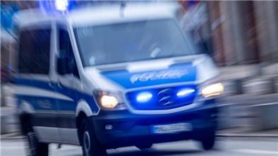 Am Dienstagabend waren mehrere Polizeifahrzeuge aus Bremen und Niedersachsen auf dem Weg nach Bremerhaven.