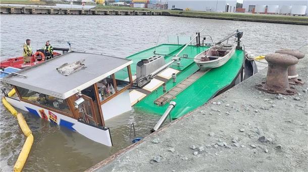 Am Donnerstag ist ein Binnenschiff im Emder Hafen untergegangen. Mittlerweile liegt es komplett auf Grund.