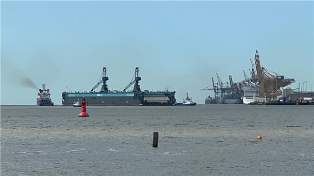 Schwimmdock V ist auf dem Weg nach Jamaika Am Donnerstag kehrte die „Titan“ (links) mit dem Schwimmdock V nach Bremerhaven zurück. Aktuell liegt das Dock an der Columbuskaje.