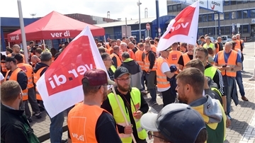 Am Donnerstag soll es am Gatehouse den ganzen Tag über so aussehen wie Anfang Juni noch für ein paar Stunden: Beschäftigte aus dem Hafen im Warnstreik.