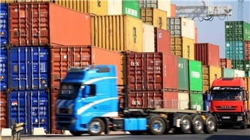 Am Duisburger Containerhafen werden Container verladen.