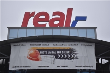 Am ehemaligen Real-Markt in Spaden prangt nun ein Schild mit der Aufschrift "Trotz Umbau für Sie da". Doch wer da einziehen wird, weiß man noch nicht.