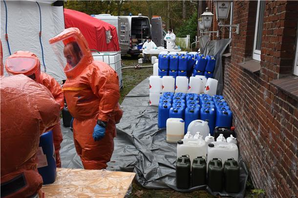 Stadland: Polizei hebt Drogenlabor in leerstehendem Gasthof aus Am Einsatzort errichtete die Polizei eine Dekontaminierungsschleuse