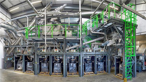 Am Ende der Prozesskette durchlaufen die vorbehandelten E-Auto-Batterien eine Zerkleinerungs- und Separationsanlage. In den Säcken, spezielle Big Packs, landen die Recyclingprodukte, darunter die kostbare „Aktivmasse“.