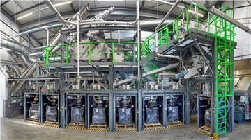 Am Ende der Prozesskette durchlaufen die vorbehandelten E-Auto-Batterien eine Zerkleinerungs- und Separationsanlage. In den Säcken, spezielle Big Packs, landen die Recyclingprodukte, darunter die kostbare „Aktivmasse“.