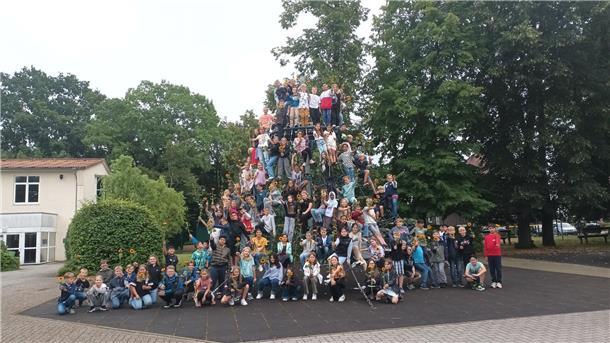 Viele Kinder auf einem Klettergerüst