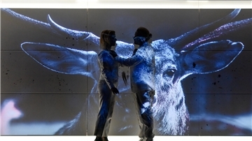 Am Ende gelingt der Frau (Ulrike Fischer) und dem Mann (Henning Bäcker) eine zarte Annäherung in dem Schauspiel „Gift“, das im Kleinen Haus auf starke Bilder setzt.