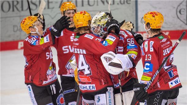 Am Ende lagen sich die Spieler in den Armen: Nach drei Niederlagen feierten die Pinguins gegen Berlin wieder einen Sieg.