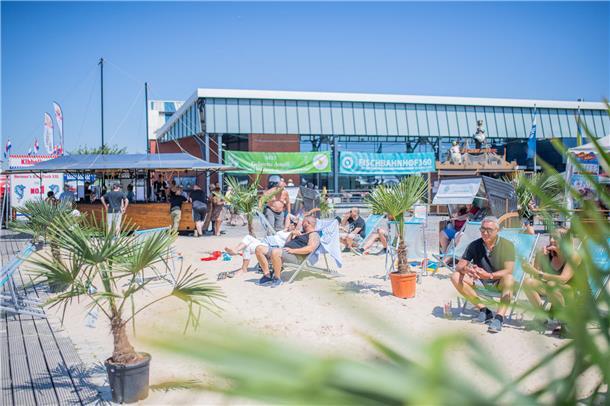 Am extra aufgeschütteten Sandstrand ließen es sich die Besucher im Liegestuhl gu...