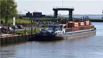Es ist das Schiff Medusa des Binnenschiffkapitäns Michel Vandenbussche zu sehen. 