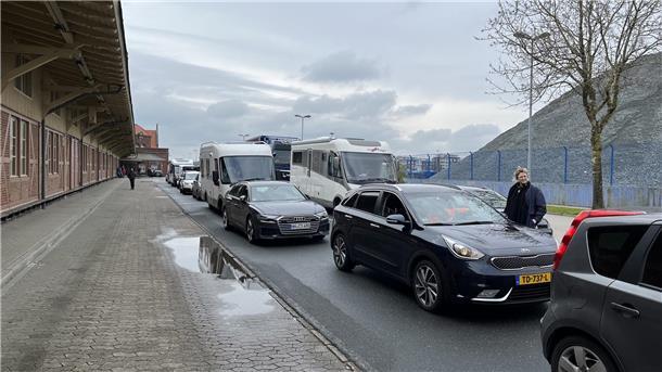 Bombenwarnung! Erste Abfahrt der Norwegen-Fähre in Cuxhaven verzögert sich Am Fähranleger staut es sich.