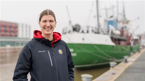 Am Fischereihafen in Bremerhaven blickt Eishockey-Torhüterin Sandra Abstreiter voller Zuversicht auf die Olympia-Qualifikation mit der deutschen Frauen-Nationalmannschaft.