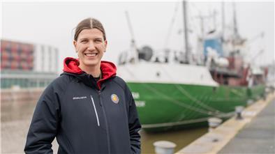 Am Fischereihafen in Bremerhaven blickt Eishockey-Torhüterin Sandra Abstreiter voller Zuversicht auf die Olympia-Qualifikation mit der deutschen Frauen-Nationalmannschaft.
