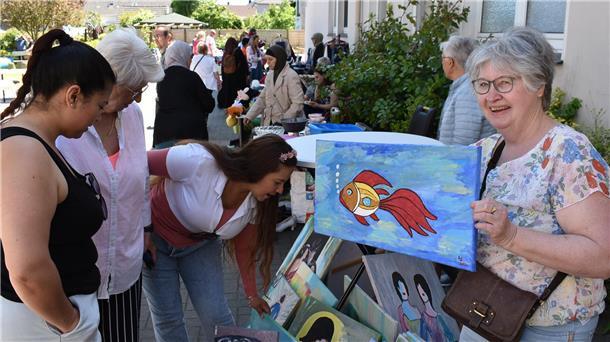 Interkulturelles Hoffest lockt mehr als 100 Besucher an Am Flohmarkt beteiligte sich die Blexerin Lisa Strate mit selbst gemalten Bildern.