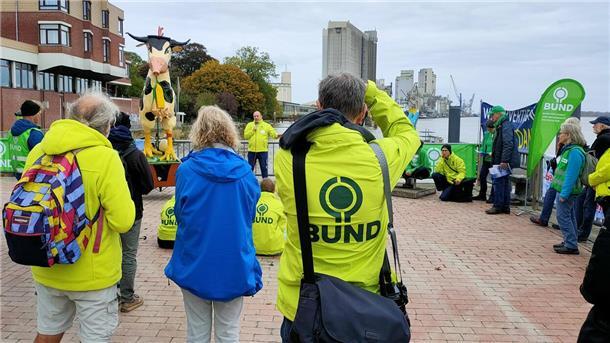 Bild von einer Kundgebung des BUND an der Braker Kaje